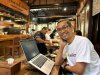 ลูกค้าประจำเก่าแก่ของร้านโก๋กาแฟ