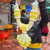 พวงมาลัยมะลิหใญ่ริบบิ้นสีขาวรัดข้อมาลัยแบน 3 ตำแหน่งอุบะพุ่มสี(ลูกค้าเลือกสีได้8สี)