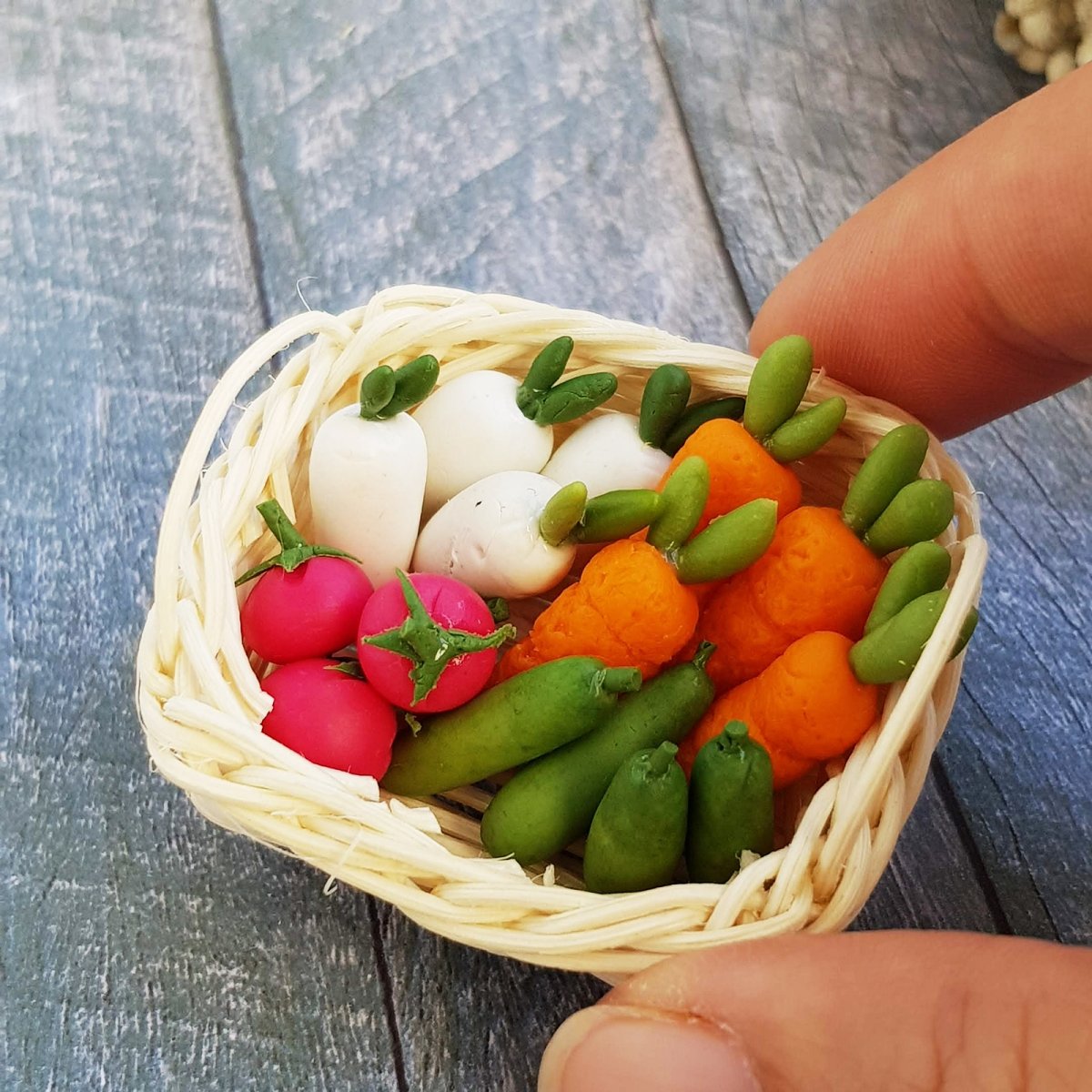 16x Mixed Mini Vegetables in Rattan Basket Dollhouse Miniature Set