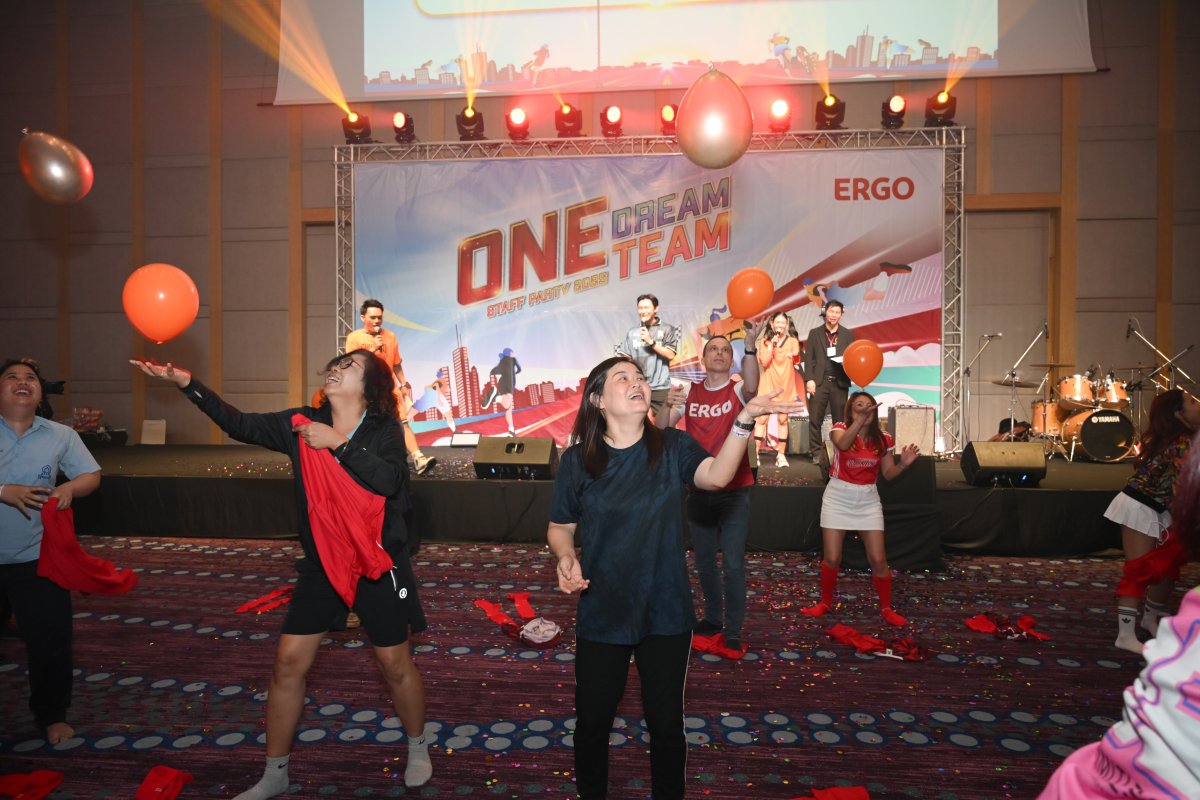 ผู้ร่วมงาน ERGO ทำกิจกรรมกับลูกโป่งในพื้นที่หน้าเวที