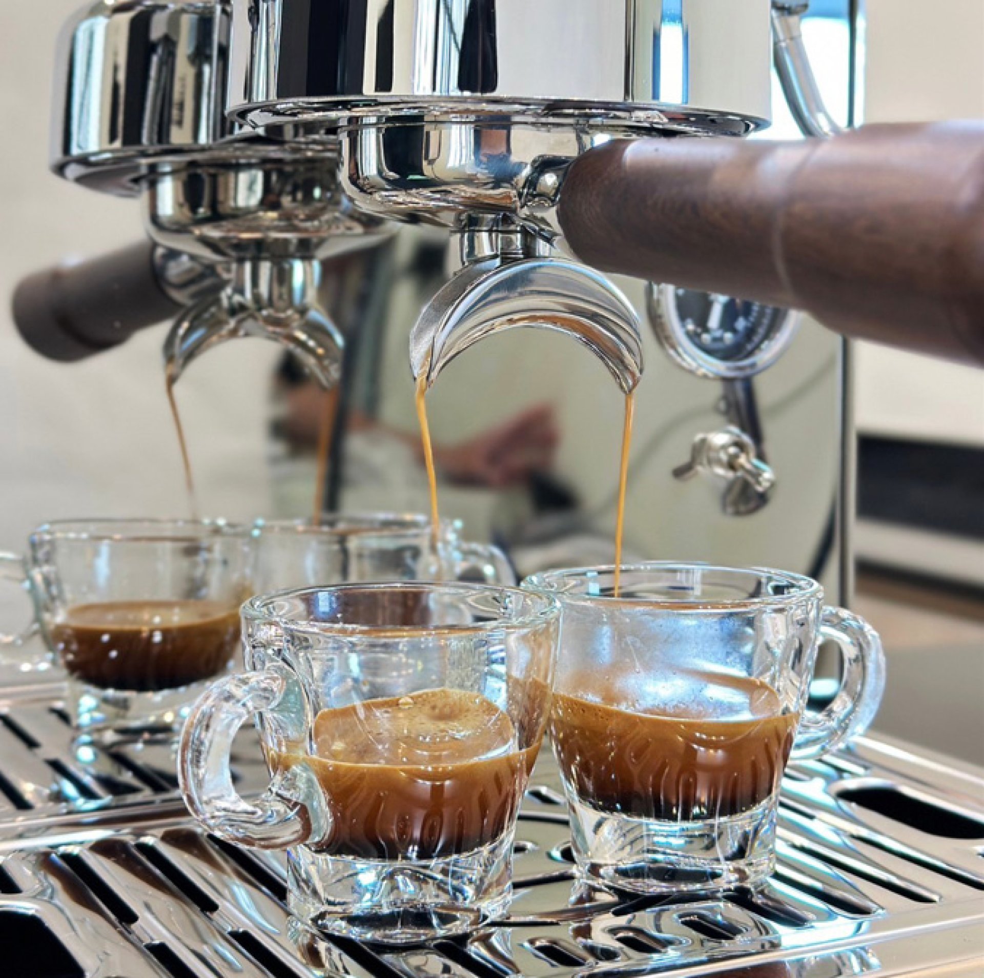 กาแฟสดไหลจากเครื่องชงกาแฟ ETZEL ลงแก้วเอสเปรสโซ รีวิวเครื่องชงกาแฟ ETZEL กาแฟสดไหลจากเครื่องชงกาแฟ ETZEL ลงแก้วเอสเปรสโซ รีวิวเครื่องชงกาแฟ ETZEL