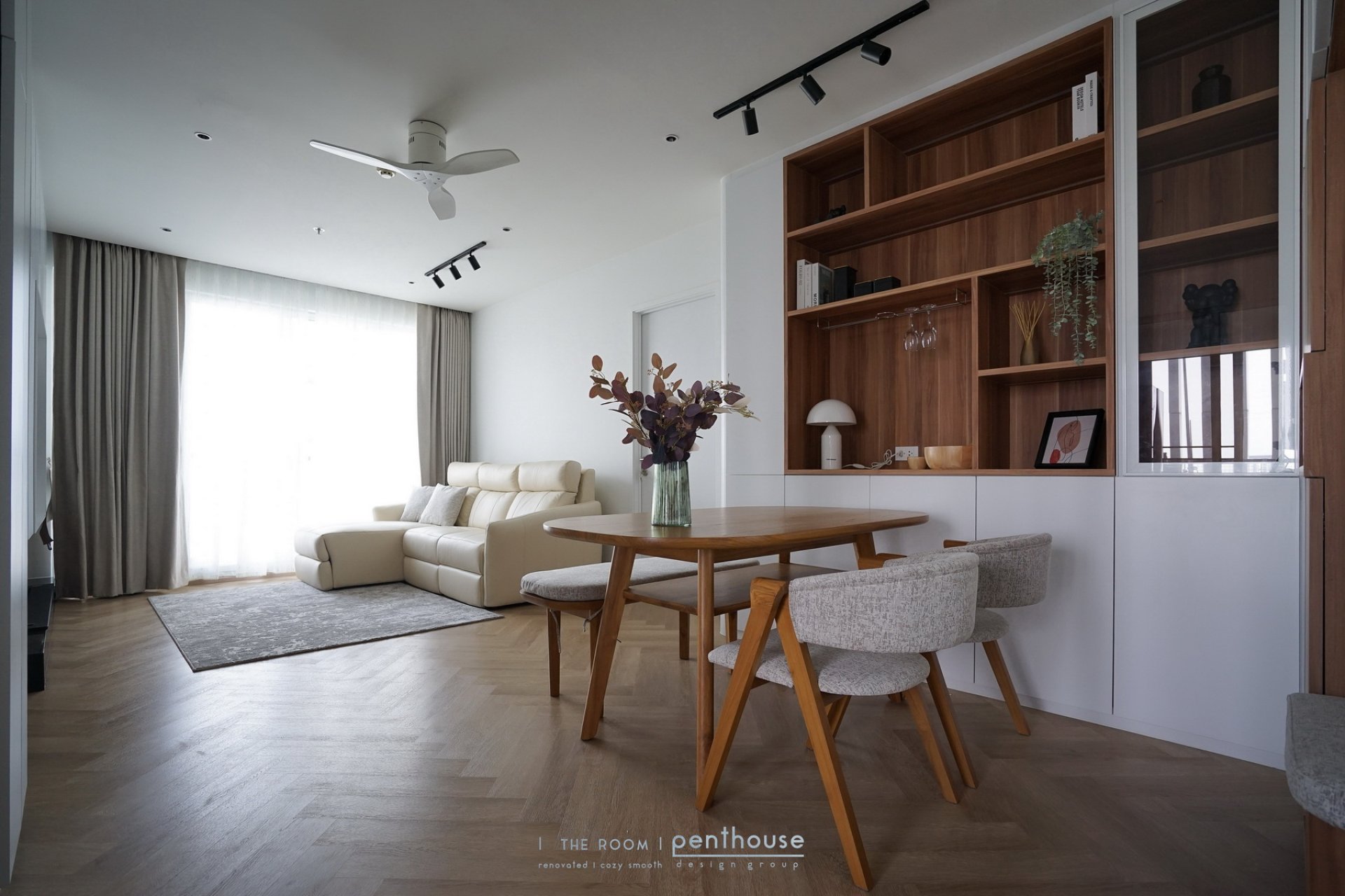 โต๊ะและเก้าอี้รับประทานอาหารร่วมกับตู้ชั้นวางเต็มผนังใน The Room Sathorn / Dining table and chairs alongside full-wall storage at The Room Sathorn โต๊ะและเก้าอี้รับประทานอาหารร่วมกับตู้ชั้นวางเต็มผนังใน The Room Sathorn / Dining table and chairs alongside full-wall storage at The Room Sathorn