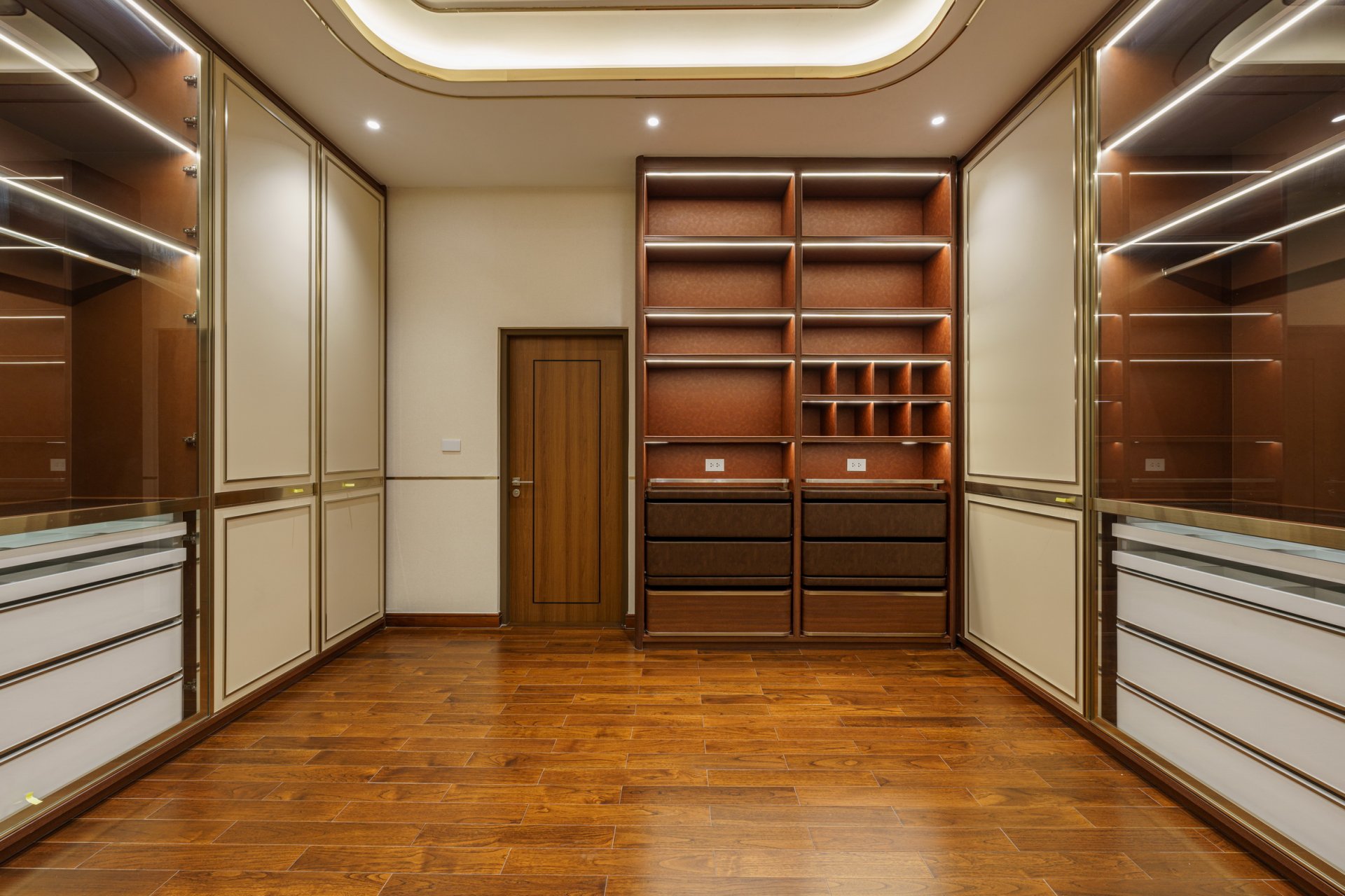 ภาพถ่ายงานจริง The Palazzo แสดงตู้เสื้อผ้า ชั้น และลิ้นชักในห้องแต่งตัว / Completed-project photograph of The Palazzo showing wardrobes, shelves and drawers in a dressing room