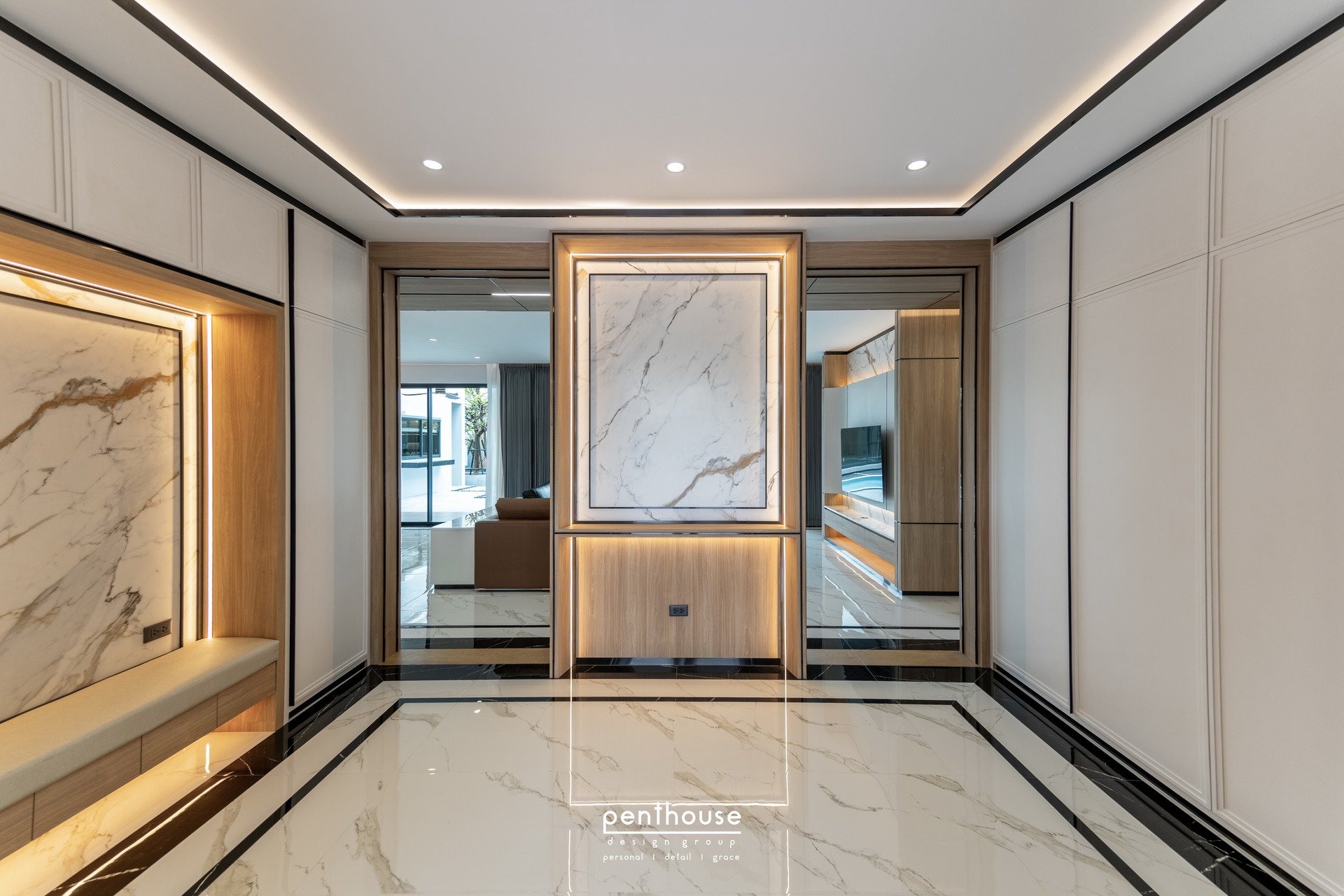 โถง Theera House มีไฟซ่อนรอบฝ้า ดาวน์ไลต์ และแนวแสงรอบผนังตกแต่ง / Theera House foyer with ceiling-cove lighting, downlights and illuminated wall details