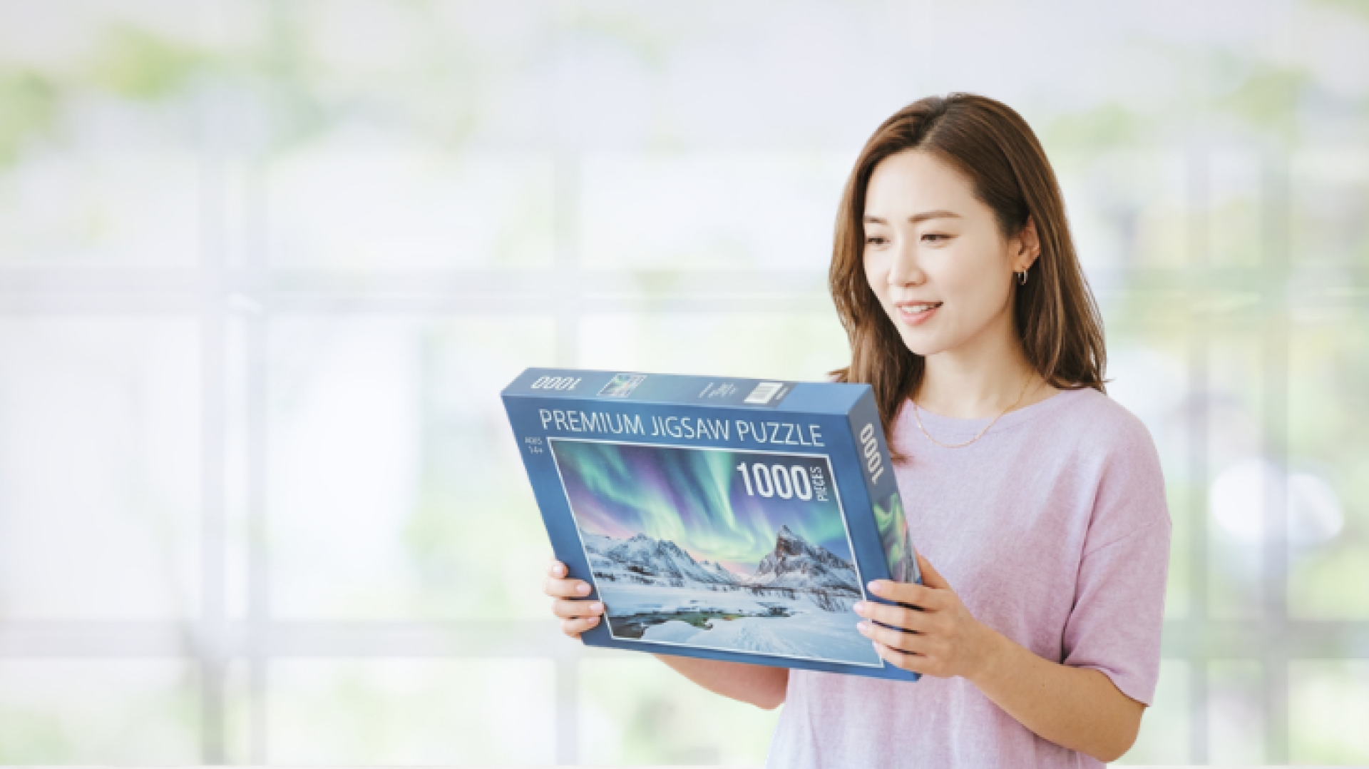 ผู้หญิงกำลังเลือกซื้อจิ๊กซอว์ 1000 ชิ้น สำหรับเริ่มต้นเล่น สำหรับบทความแนะนำวิธีเลือกจิ๊กซอว์ครั้งแรก จากร้าน Jigsaw Scape ผู้หญิงกำลังเลือกซื้อจิ๊กซอว์ 1000 ชิ้น สำหรับเริ่มต้นเล่น สำหรับบทความแนะนำวิธีเลือกจิ๊กซอว์ครั้งแรก จากร้าน Jigsaw Scape
