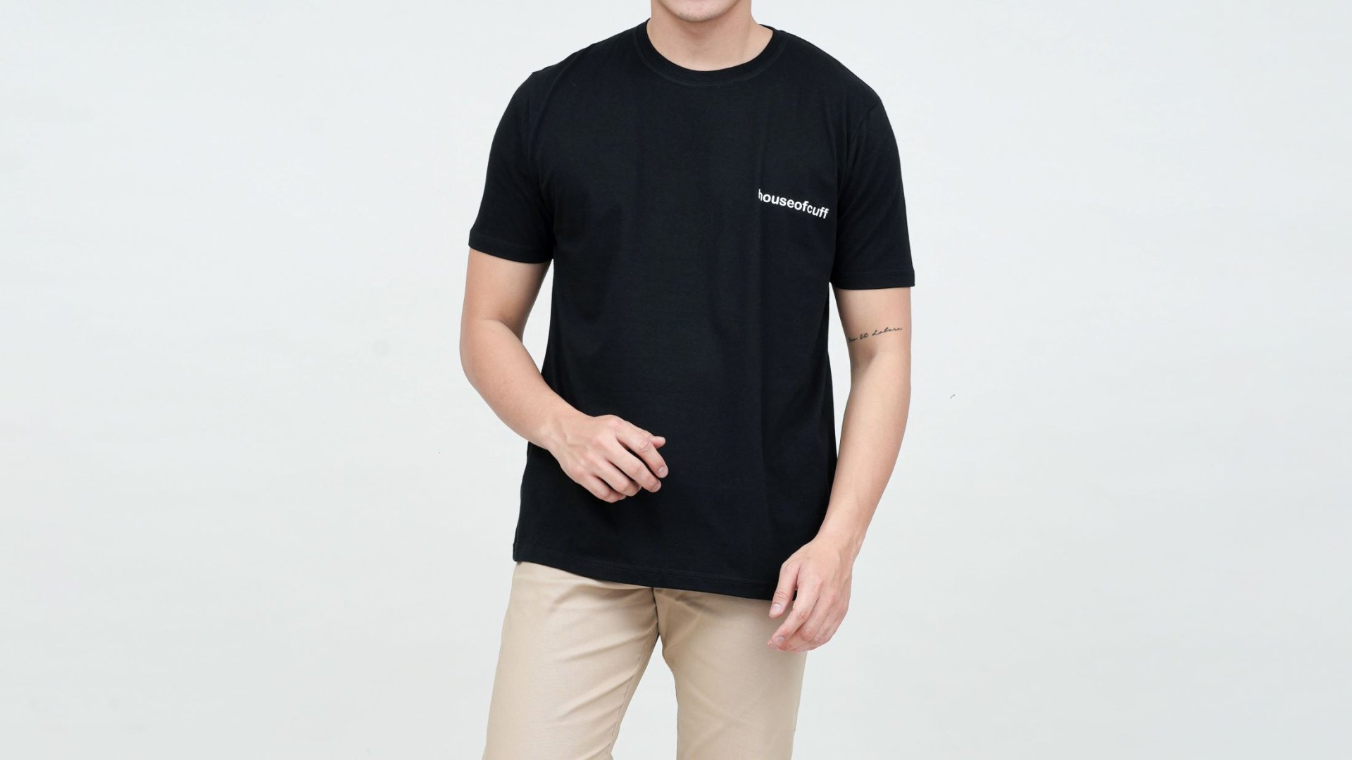 celana chino dengan kaos polos celana chino dengan kaos polos