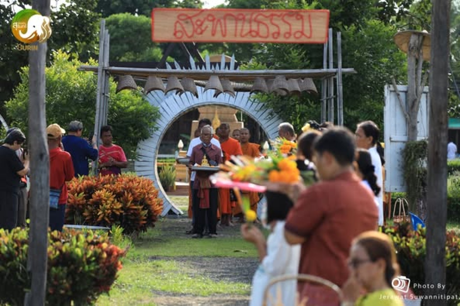 พิธีตักบาตรดอกไม้ในวันเข้าพรรษา พิธีตักบาตรดอกไม้ในวันเข้าพรรษา