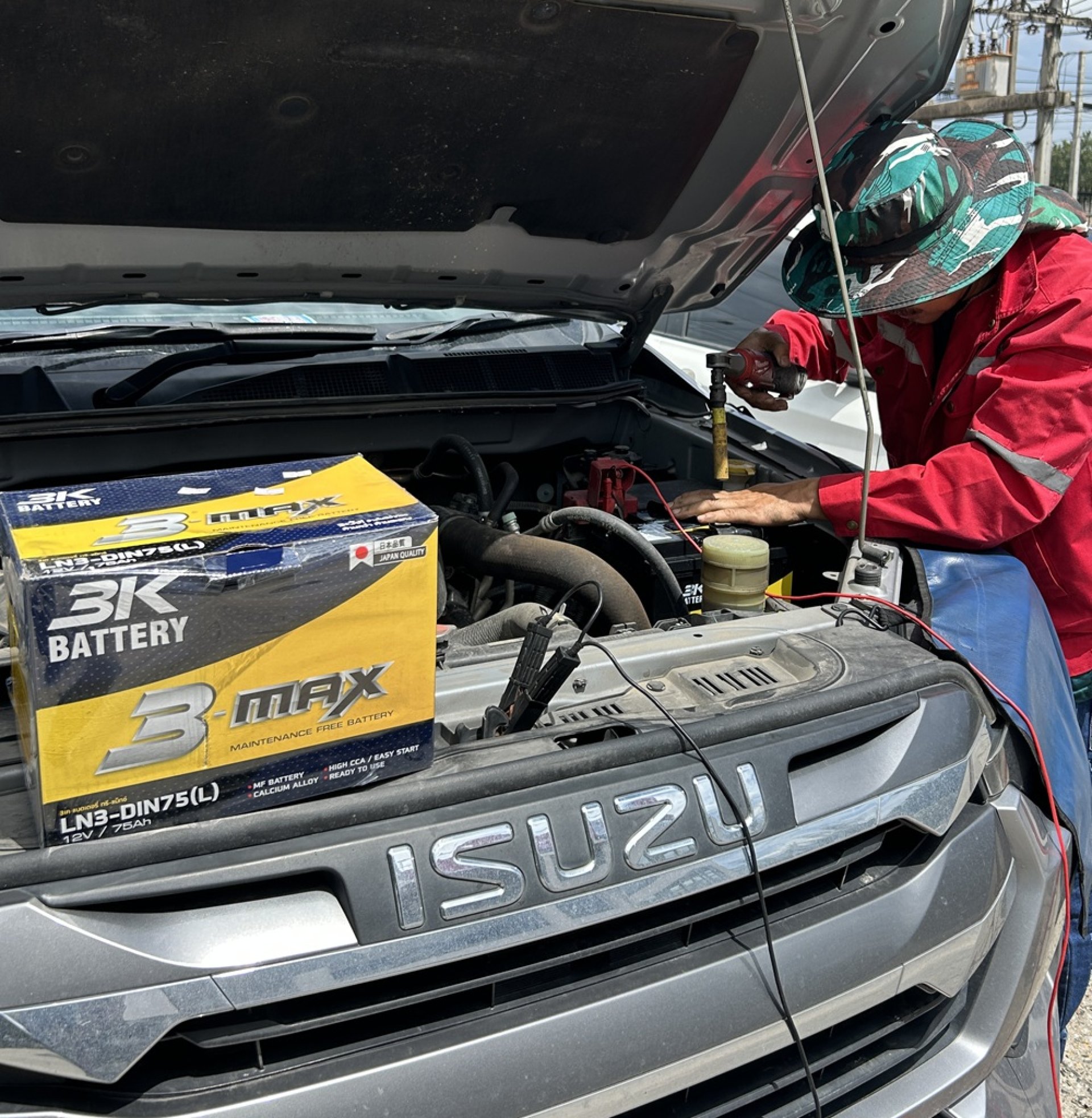 Isuzu D-Max 1.9 แบตหมดที่ไปรษณีย์อ่าวอุดม เปลี่ยนแบตเตอรี่ถึงที่ 24 ชม. Isuzu D-Max 1.9 แบตหมดที่ไปรษณีย์อ่าวอุดม เปลี่ยนแบตเตอรี่ถึงที่ 24 ชม.