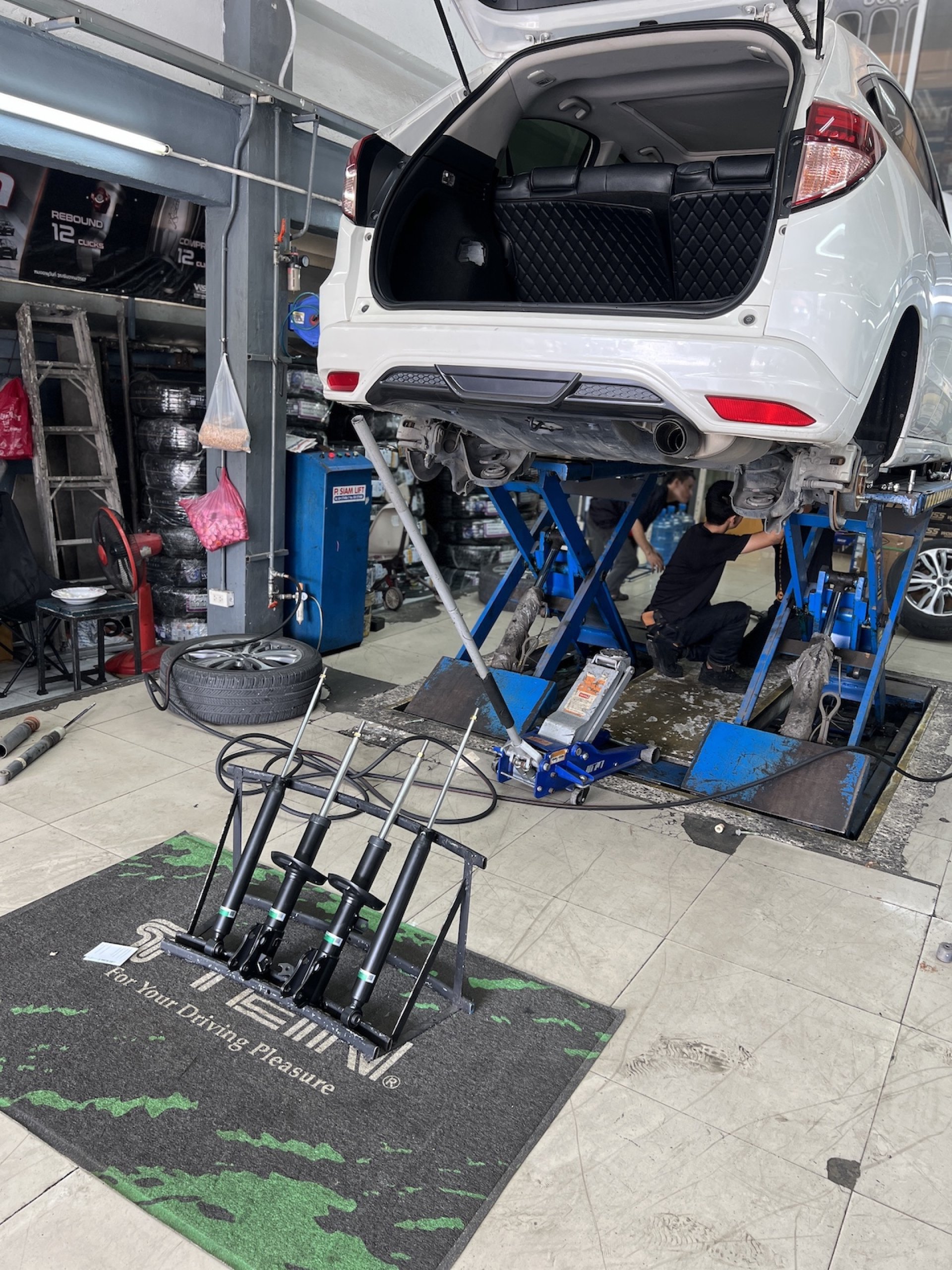 บริการอัปเกรดช่วงล่าง Honda HRV RU5 2015 เปลี่ยนโช้คอัพ Tein Endura Pro Basic ปีกนกล่าง TRW และลูกหมากกันโคลง 555 พร้อมตั้งศูนย์ล้อ Hunter ที่ร้านยางเจริญรุ่งเรือง นนทบุรี บริการอัปเกรดช่วงล่าง Honda HRV RU5 2015 เปลี่ยนโช้คอัพ Tein Endura Pro Basic ปีกนกล่าง TRW และลูกหมากกันโคลง 555 พร้อมตั้งศูนย์ล้อ Hunter ที่ร้านยางเจริญรุ่งเรือง นนทบุรี