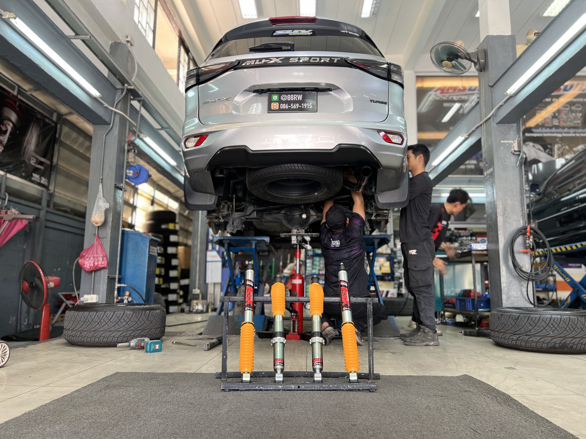 งานติดตั้งโช้คอัพ YSS E-Series ในรถ Isuzu MU-X 2023 โชว์ตัวกระบอกโช้คสีดำดุดันเพื่อแก้ปัญหาอาการท้ายดีดและเพิ่มความนุ่มนวล ที่ร้านยางเจริญรุ่งเรือง นนทบุรี งานติดตั้งโช้คอัพ YSS E-Series ในรถ Isuzu MU-X 2023 โชว์ตัวกระบอกโช้คสีดำดุดันเพื่อแก้ปัญหาอาการท้ายดีดและเพิ่มความนุ่มนวล ที่ร้านยางเจริญรุ่งเรือง นนทบุรี