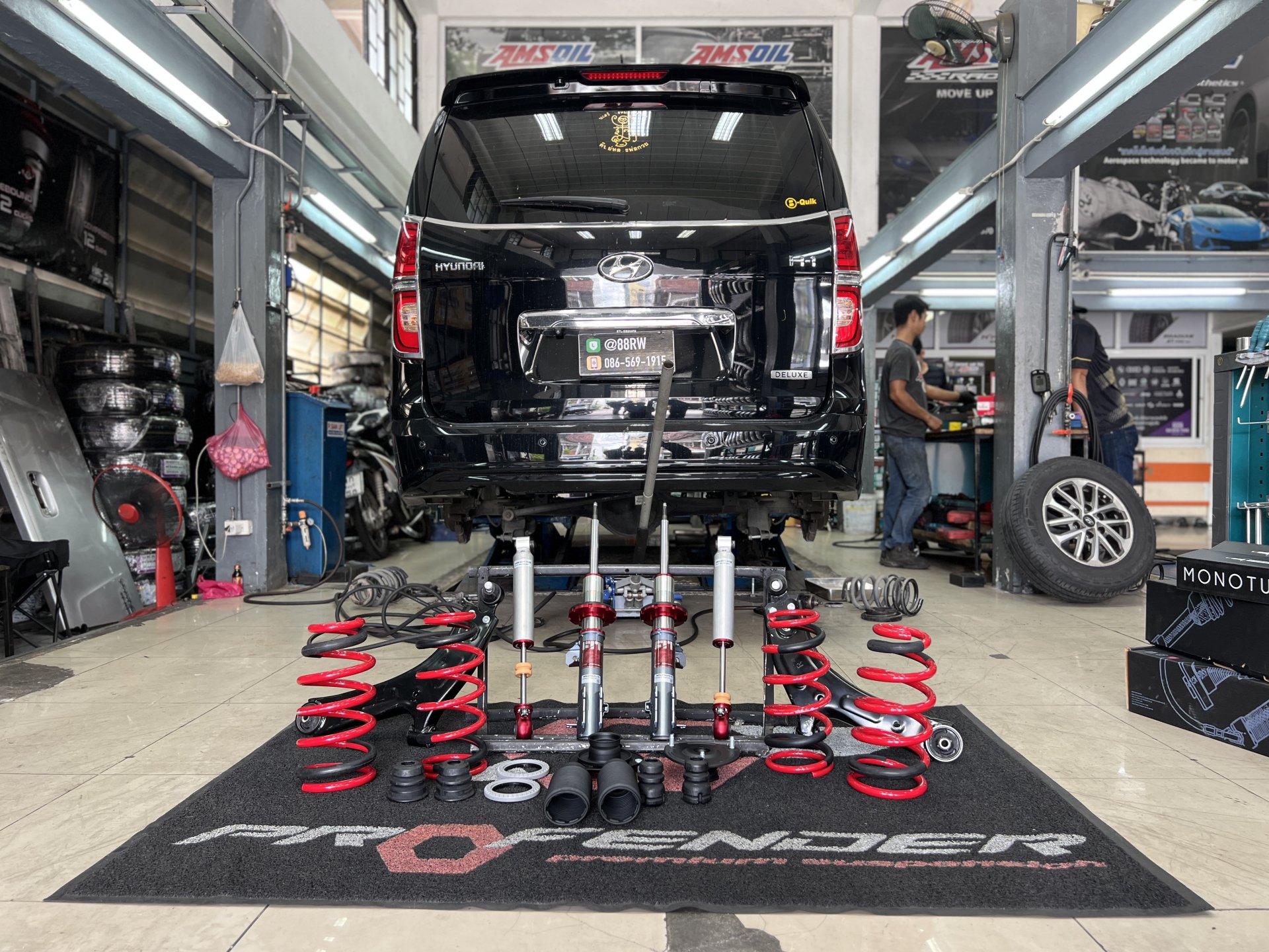งานโอเวอร์ฮอลช่วงล่าง Hyundai H1 เปลี่ยนโช้คอัพ Profender Fitz คู่หน้าและ Queen คู่หลัง เปลี่ยนแร็คพวงมาลัย ปีกนกล่าง และยาง Michelin Agilis 3 ที่ร้านยางเจริญรุ่งเรือง นนทบุรี งานโอเวอร์ฮอลช่วงล่าง Hyundai H1 เปลี่ยนโช้คอัพ Profender Fitz คู่หน้าและ Queen คู่หลัง เปลี่ยนแร็คพวงมาลัย ปีกนกล่าง และยาง Michelin Agilis 3 ที่ร้านยางเจริญรุ่งเรือง นนทบุรี