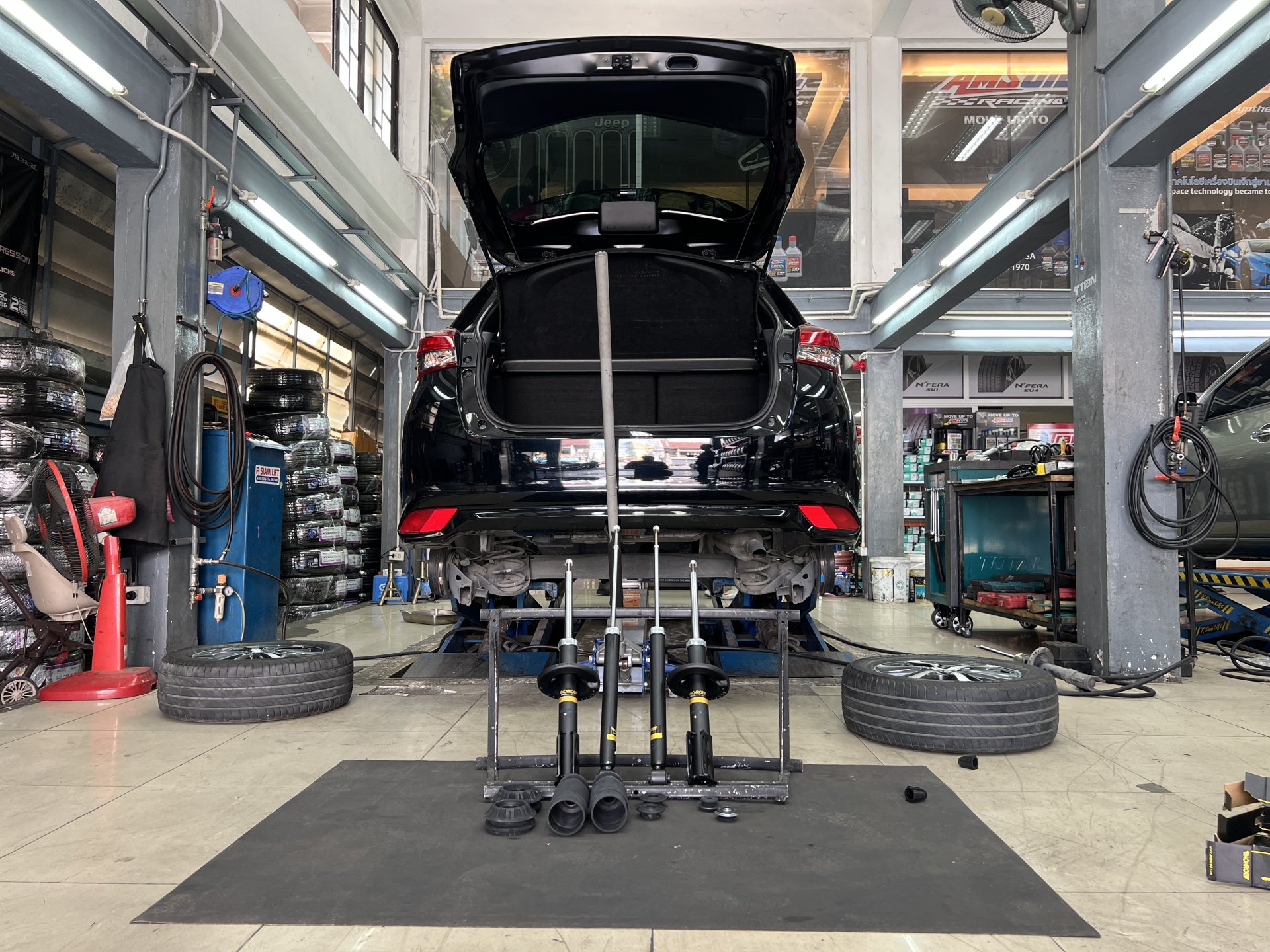 ติดตั้งโช้คอัพ Monroe OE Spectrum พร้อมอะไหล่ส่วนควบครบชุด สำหรับ Toyota Yaris ATIV 2019 ที่ร้านยางเจริญรุ่งเรือง นนทบุรี แก้อาการช่วงล่างเสื่อม ขับสบายเหมือนใหม่ พร้อมตั้งศูนย์ Hunter 3D ติดตั้งโช้คอัพ Monroe OE Spectrum พร้อมอะไหล่ส่วนควบครบชุด สำหรับ Toyota Yaris ATIV 2019 ที่ร้านยางเจริญรุ่งเรือง นนทบุรี แก้อาการช่วงล่างเสื่อม ขับสบายเหมือนใหม่ พร้อมตั้งศูนย์ Hunter 3D