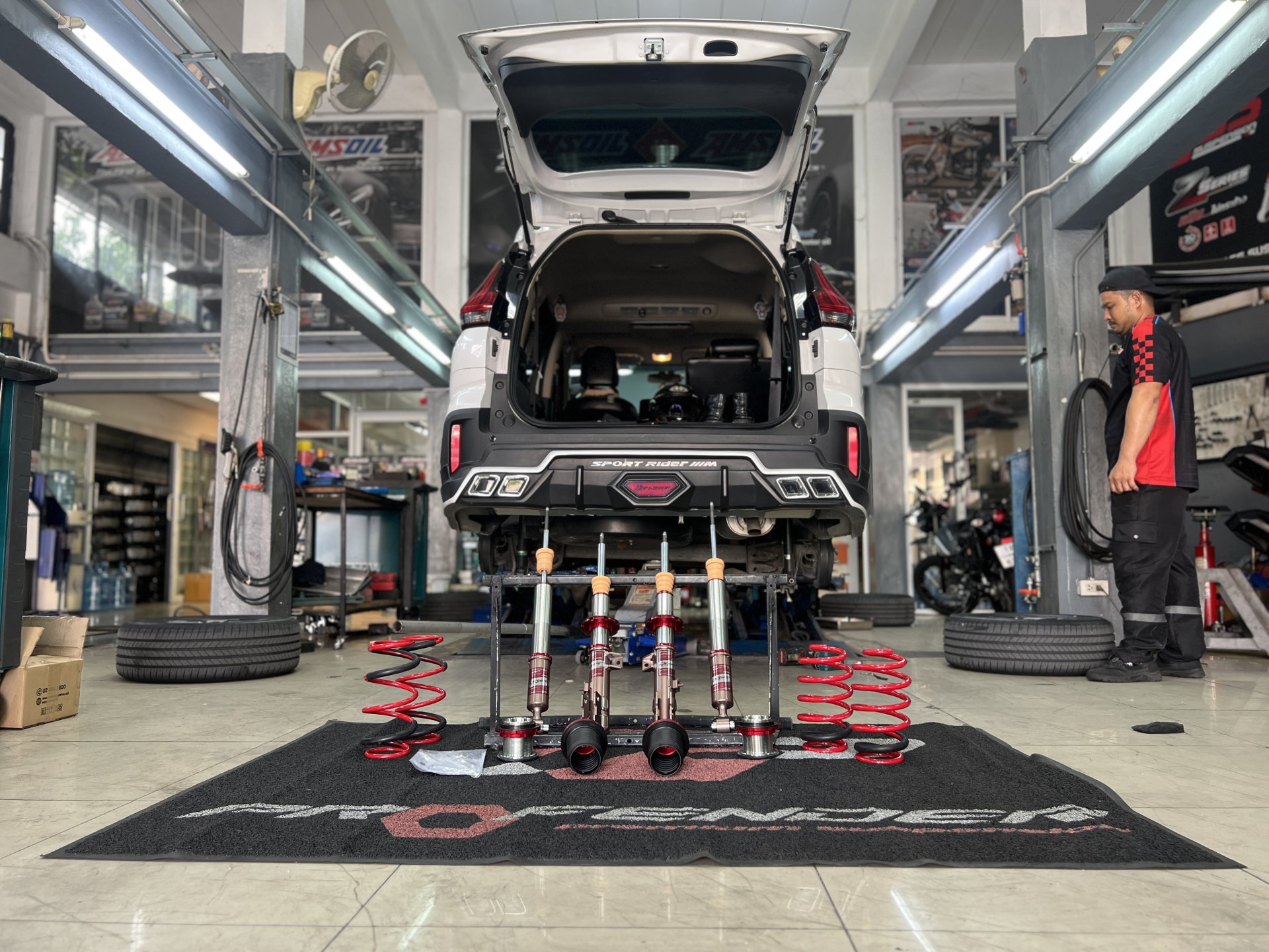ติดตั้งโช้คอัพ Profender Drift Series สำหรับ Mitsubishi Xpander ที่ร้านยางเจริญรุ่งเรือง นนทบุรี แก้อาการโยนส่ายเวลานั่งเต็มคัน ปรับหนึบได้ 16 ระดับ พร้อมตั้งศูนย์ Hunter 3D ติดตั้งโช้คอัพ Profender Drift Series สำหรับ Mitsubishi Xpander ที่ร้านยางเจริญรุ่งเรือง นนทบุรี แก้อาการโยนส่ายเวลานั่งเต็มคัน ปรับหนึบได้ 16 ระดับ พร้อมตั้งศูนย์ Hunter 3D