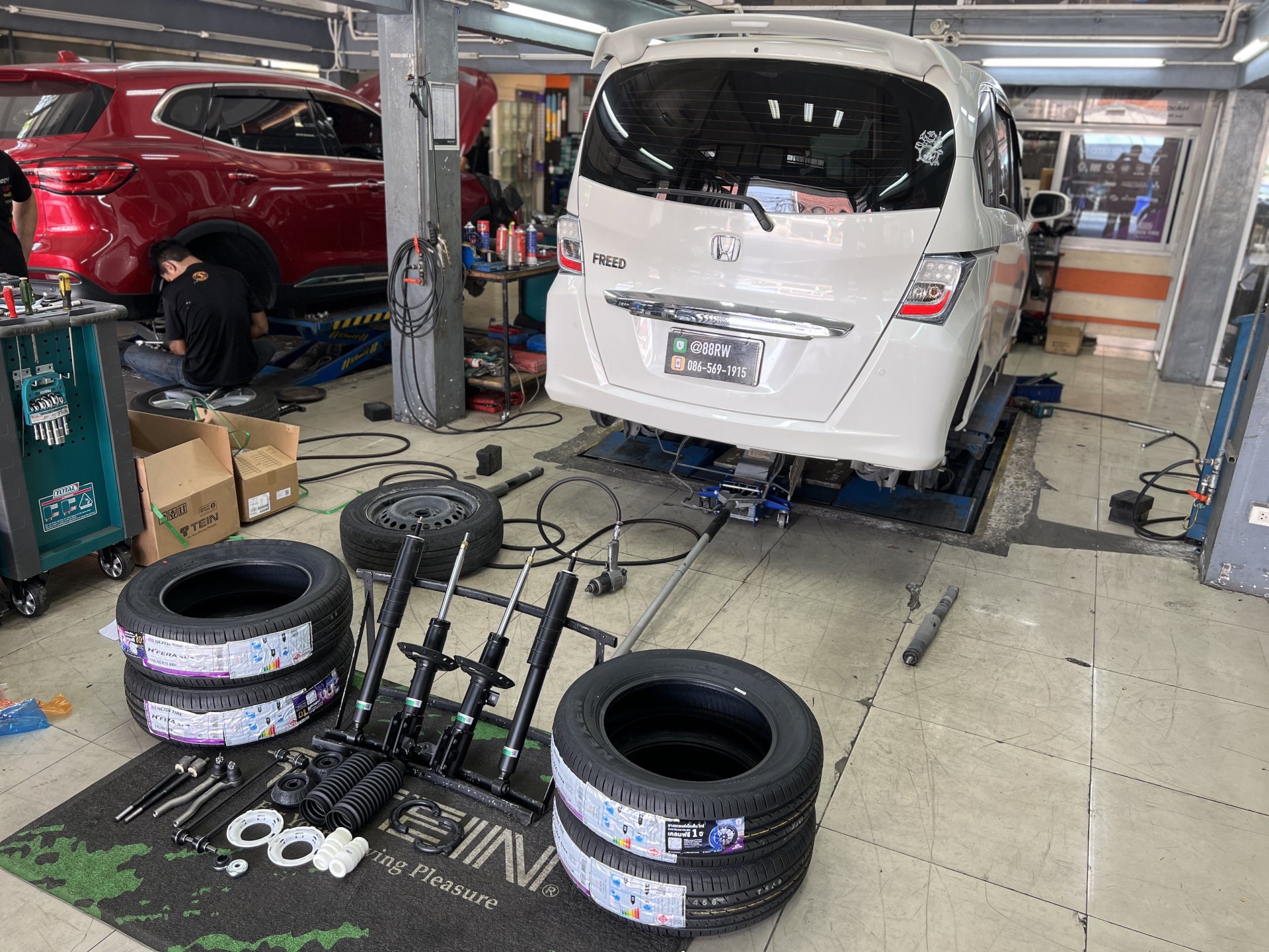 Honda Freed ซ่อมบำรุงช่วงล่าง พร้อมบริการเปลี่ยนยางใช้งาน Honda Freed ซ่อมบำรุงช่วงล่าง พร้อมบริการเปลี่ยนยางใช้งาน