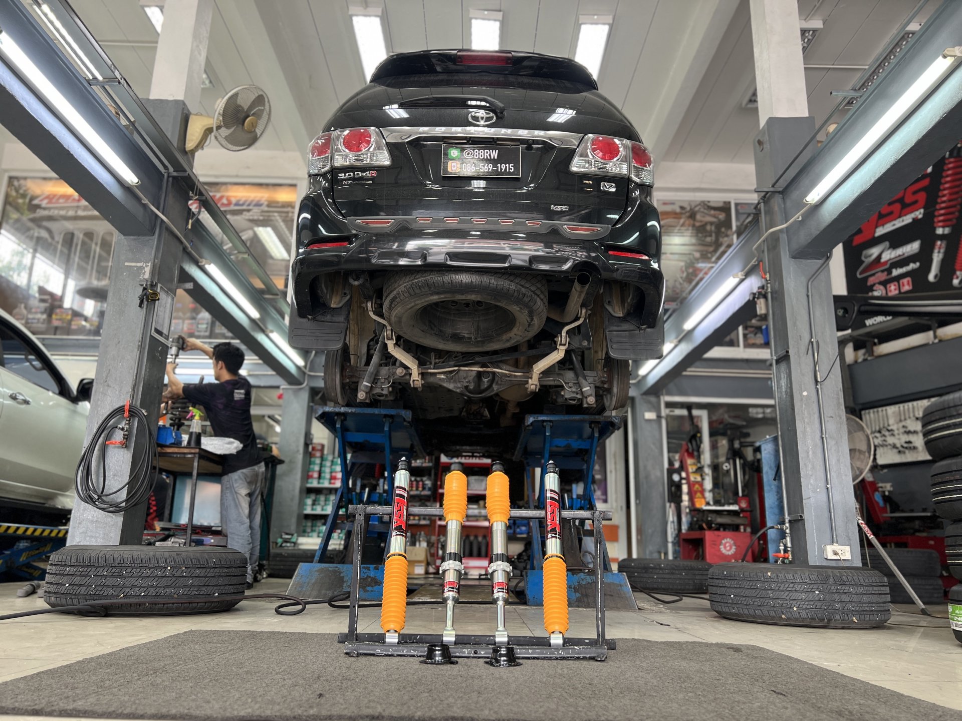 ติดตั้งโช้คอัพ YSS E-Series สำหรับ Toyota Fortuner 2005 ที่ร้านยางเจริญรุ่งเรือง นนทบุรี อัปเกรดช่วงล่างให้เฟิร์มและขับสนุกขึ้น พร้อมตั้งศูนย์ Hunter 3D ติดตั้งโช้คอัพ YSS E-Series สำหรับ Toyota Fortuner 2005 ที่ร้านยางเจริญรุ่งเรือง นนทบุรี อัปเกรดช่วงล่างให้เฟิร์มและขับสนุกขึ้น พร้อมตั้งศูนย์ Hunter 3D