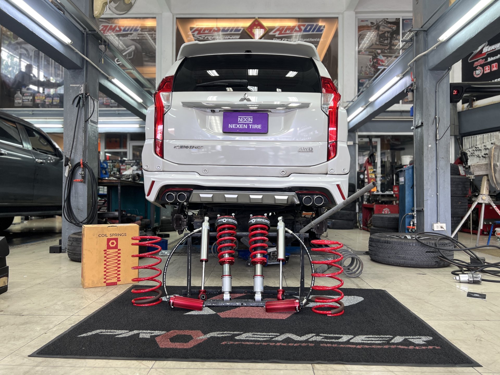 Mitsubishi Pajero ลูกค้าแฟนเพจเดินทางเข้ามารับบริการเปลี่ยนโช้คอัพ ต้องการอัพเกรดช่วงล่างให้ หนึบ แน่นไม่โคลงเคลง แต่ยังนั่งสบาย Mitsubishi Pajero ลูกค้าแฟนเพจเดินทางเข้ามารับบริการเปลี่ยนโช้คอัพ ต้องการอัพเกรดช่วงล่างให้ หนึบ แน่นไม่โคลงเคลง แต่ยังนั่งสบาย
