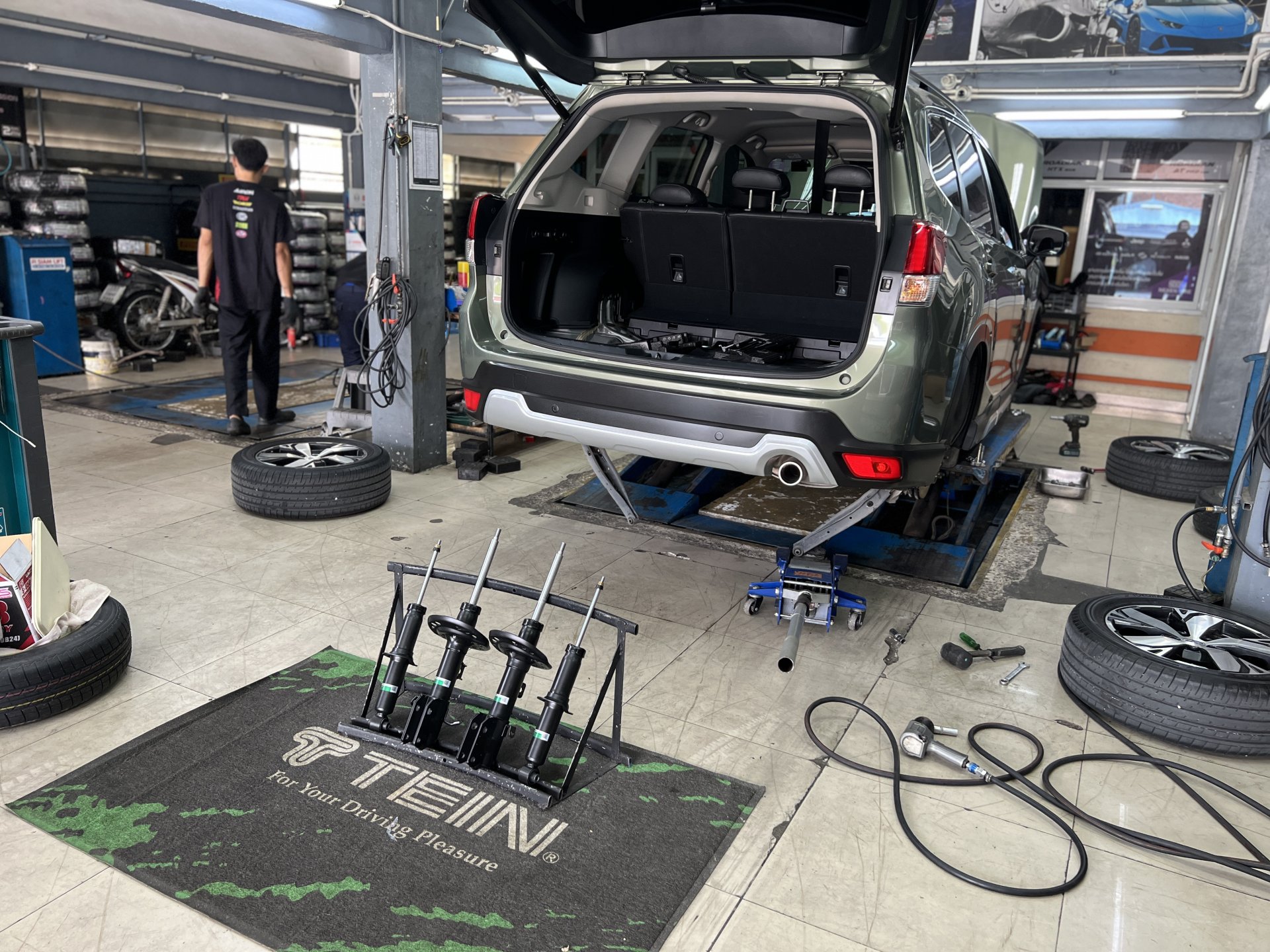 งานติดตั้งโช้คอัพ Tein Endura Pro Basic สำหรับ Subaru Forester SK เพื่อเพิ่มความนุ่มหนึบและลดอาการโยนตัวด้วยเทคโนโลยี H.B.S. ที่ร้านยางเจริญรุ่งเรือง นนทบุรี งานติดตั้งโช้คอัพ Tein Endura Pro Basic สำหรับ Subaru Forester SK เพื่อเพิ่มความนุ่มหนึบและลดอาการโยนตัวด้วยเทคโนโลยี H.B.S. ที่ร้านยางเจริญรุ่งเรือง นนทบุรี