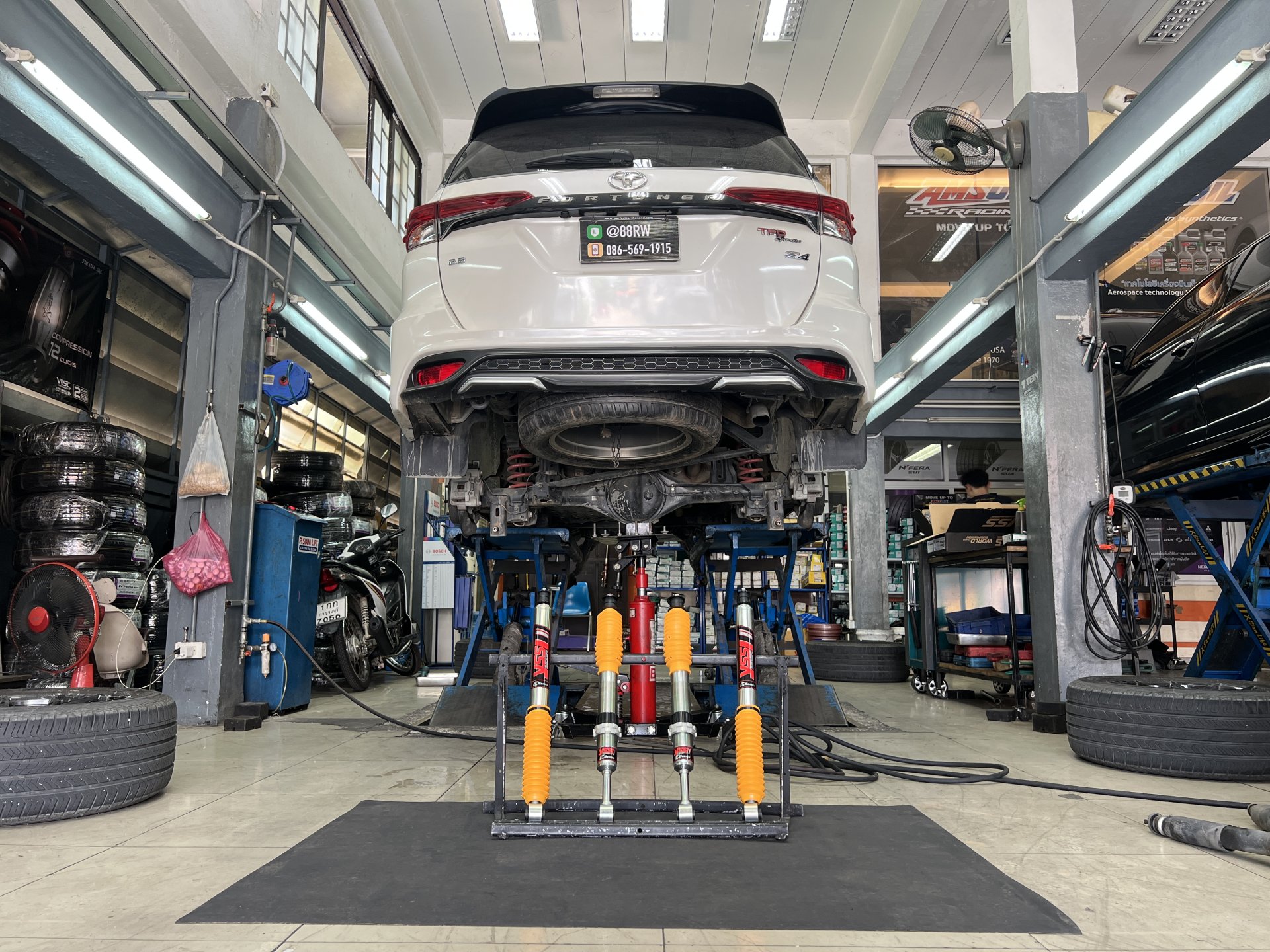 ติดตั้งโช้คอัพ YSS E-Series และผ้าเบรก Nexzter Pro Spec หน้า-หลัง สำหรับ Toyota Fortuner 2020 TRD ที่ร้านยางเจริญรุ่งเรือง นนทบุรี อัปเกรดช่วงล่างและเบรกพร้อมกัน พร้อมตั้งศูนย์ Hunter 3D ติดตั้งโช้คอัพ YSS E-Series และผ้าเบรก Nexzter Pro Spec หน้า-หลัง สำหรับ Toyota Fortuner 2020 TRD ที่ร้านยางเจริญรุ่งเรือง นนทบุรี อัปเกรดช่วงล่างและเบรกพร้อมกัน พร้อมตั้งศูนย์ Hunter 3D