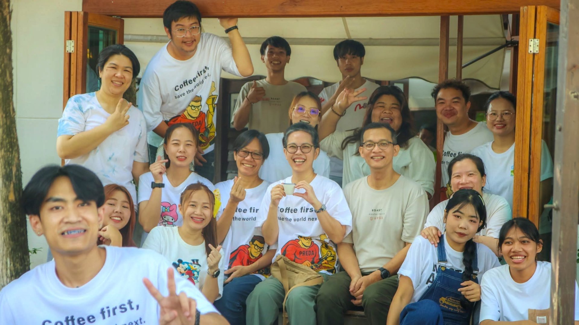ภาพถ่ายทีมงานโก๋-ปรีดาร่วมกันเช้าวันทำบุญฉลองครบรอบ 23 ปีร้านโก๋กาแฟ ภาพถ่ายทีมงานโก๋-ปรีดาร่วมกันเช้าวันทำบุญฉลองครบรอบ 23 ปีร้านโก๋กาแฟ