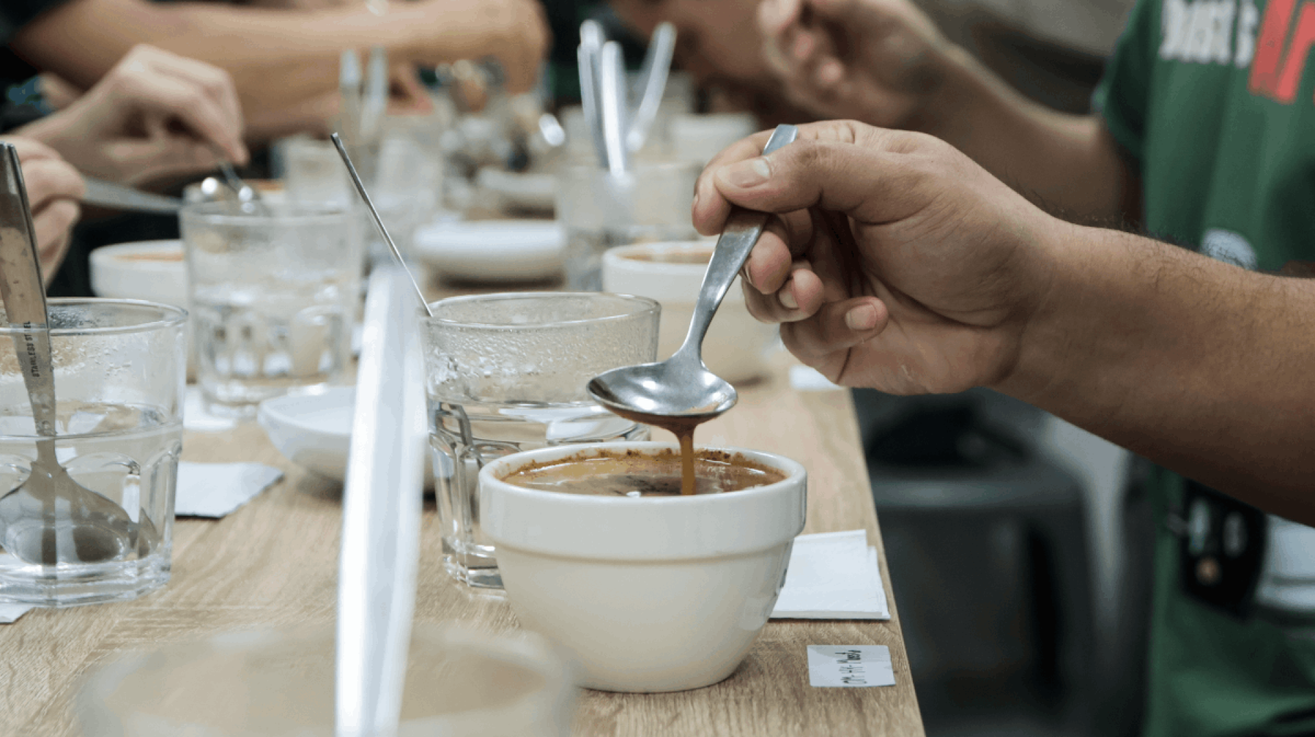 ผู้เชี่ยวชาญกำลังทำ Coffee Cupping ผู้เชี่ยวชาญกำลังทำ Coffee Cupping
