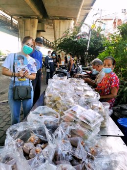 ฉ่อยเป็ดย่างมอบข้าวกล่องให้กับชุมชมนครอินทร์​จังหวัดนนทบุรี