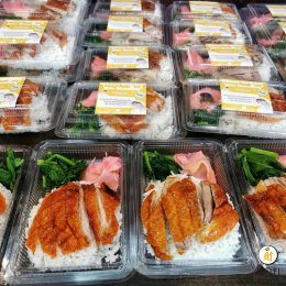 ฉ่อยเป็ดย่างมอบข้าวกล่องให้กับชุมชมนครอินทร์​จังหวัดนนทบุรี