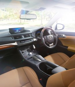 Lexus CT200h ไฮบริดแฮทช์แบค ปรับโฉมใหม่