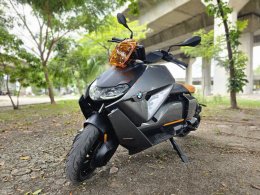 Test Ride BMW CE 04 ราคา 8.59 แสนบาท วิ่งได้ 130 กม. Top speed 128 กม./ชม.  BMW CE 04 ตัวรถมีความโดดเด่นด้วยตัวถังภายนอกแบบสีเทา Magellan Grey metallic ใส่เบาะทรงสเก็ตบอร์ด สีดำตัดกับสีส้ม   ด้านหน้าของตัวรถ ออกแบบให้มีความลู่ลมมากเป็นพิเศษ ชุดไฟหน้า LED 