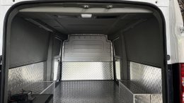รถตู้ทึบ Wuling porta ปูพื้น บุด้านข้าง ด้วย อะลูมิเนียม ลาย ตีนเป็ด และ แอร์ไฟฟ้า