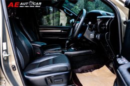 TOYOTA HILUX REVO DUAL CAB 2.8  ROCCO 4WD AT ปี2021 ราคา989,000บาท