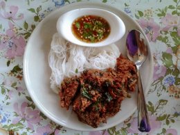Kanumjean-Thotman (Fermented rice-flour noodles with fried fish cake)