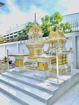 ศาลพระภูมิและศาลเจ้าที่ติดกระจก