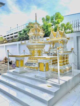 ศาลพระภูมิและศาลเจ้าที่ติดกระจก