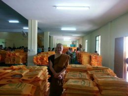 23 ตุลาคมที่ผ่านมา กองบุญหมื่นฟ้าถวายต้นเงินรวมปัจจัย 800888บาท ร่วมบุญมหาสังฆทานพุทธบูชากองบุญเลี้ยงพระ15000รูปตลอดชีวิต ในพม่า