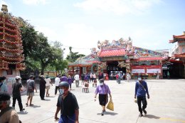 แจกอาหารที่มูลนิธิ
