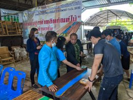 สำนักงานพัฒนาฝีมือแรงงานแพร่ จัดโครงการการเพิ่มมูลค่าผลิตภัณฑ์ไม้ด้วยเรซิ่น
