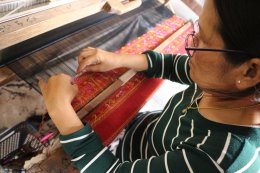 พัฒนายกระดับผลิตภัณฑ์ OTOP นวัตกรรมผ้าทอไทย - ยวน จังหวัดราชบุรี