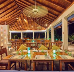 พาทัวร์ห้องอาหาร ที่ Centara Grand Island Maldives