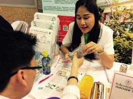 หมอจีนสัญจร MRT พหลโยธิน บริการตรวจและกิจกรรมทำถุงหอมไล่หวัด 