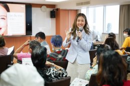 คลินิกการแพทย์แผนจีนหัวเฉียว จัดเสวนาภาษาหมอจีน "กดจุดชะลอวัย ผิวพรรณสดใสด้วยสองมือเรา" 