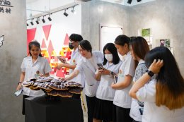 คลินิกการแพทย์แผนจีนหัวเฉียว ต้อนรับนักศึกษาแพทย์แผนจีน มหาวิทยาลัยราชภัฏจันทรเกษม ในโอกาสศึกษาดูงาน ณ ศูนย์การเรียนรู้สมุนไพรจีนแบบครบวงจร