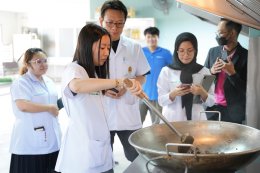 คลินิกการแพทย์แผนจีนหัวเฉียว ต้อนรับนักศึกษาแพทย์แผนจีน มหาวิทยาลัยราชภัฏจันทรเกษม ในโอกาสศึกษาดูงาน ณ ศูนย์การเรียนรู้สมุนไพรจีนแบบครบวงจร