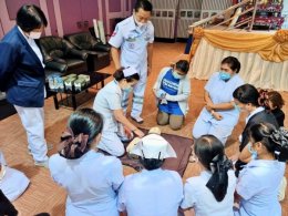 อบรมการช่วยชีวิตขั้นพื้นฐานและการใช้เครื่อง AED