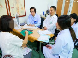 ตรวจผู้ป่วยโรคมะเร็ง *ไม่มีค่าใช้จ่าย โดย แพทย์จีน สวี เว่ย เจี๋ย โรงพยาบาลหลงหัว