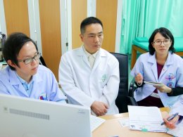 ตรวจผู้ป่วยโรคมะเร็ง *ไม่มีค่าใช้จ่าย โดย แพทย์จีน สวี เว่ย เจี๋ย โรงพยาบาลหลงหัว