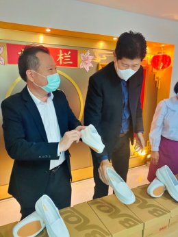 มูลนิธิเพื่อสัมพันธภาพไทย-จีน สนับสนุนรองเท้าสำหรับพยาบาล