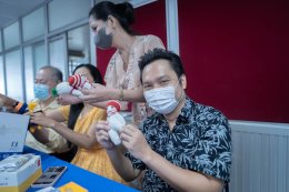 แสดงมุทิตาจิตแด่ ผู้ช่วยศาสตราจารย์ เอมอร ไมตรีจิตร์ และผู้ช่วยศาสตราจารย์ ชลิดา เชาว์ชาญชัยกุล