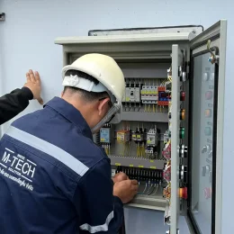 ตู้คอนโทรลระบบบำบัดน้ำเสียแบบอัตโนมัติที่ติดตั้งใหม่