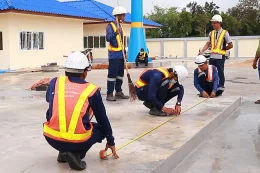 ช่างใช้เครื่องวัดระดับตรวจสอบฐานถังเก็บน้ำหลังติดตั้ง เพื่อยืนยันว่าถังตั้งได้ระดับ