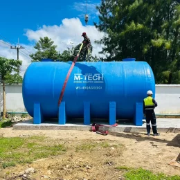 ถังเก็บน้ำไฟเบอร์กลาสทรงนอนพร้อมขาตั้งรองรับติดตั้งในพื้นที่โรงงาน